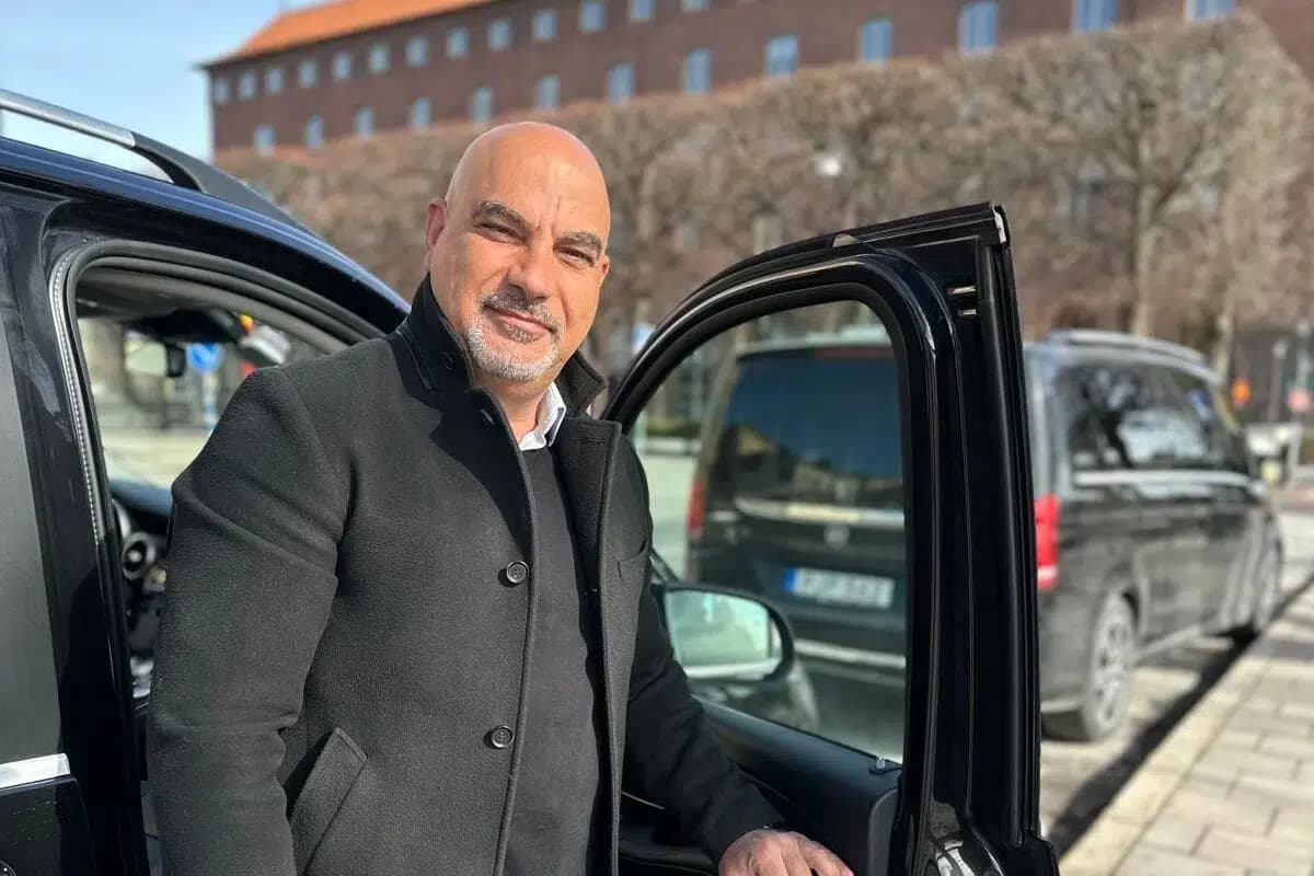 Bill Chehade, grundare av Leading Car Service, kliver ur en Mercedes V-Class i Stockholm.